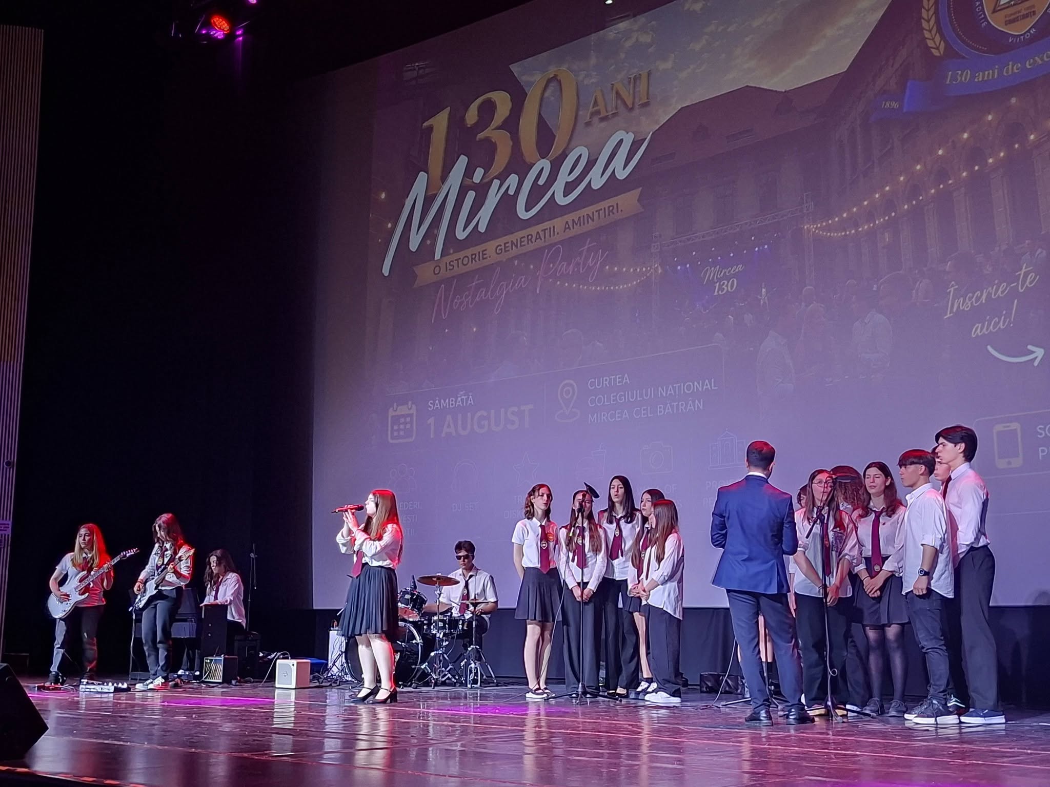 Corul și trupa Colegiului Mircea cel Bătrân pe scenă la Nostalgia Party — 130 ani